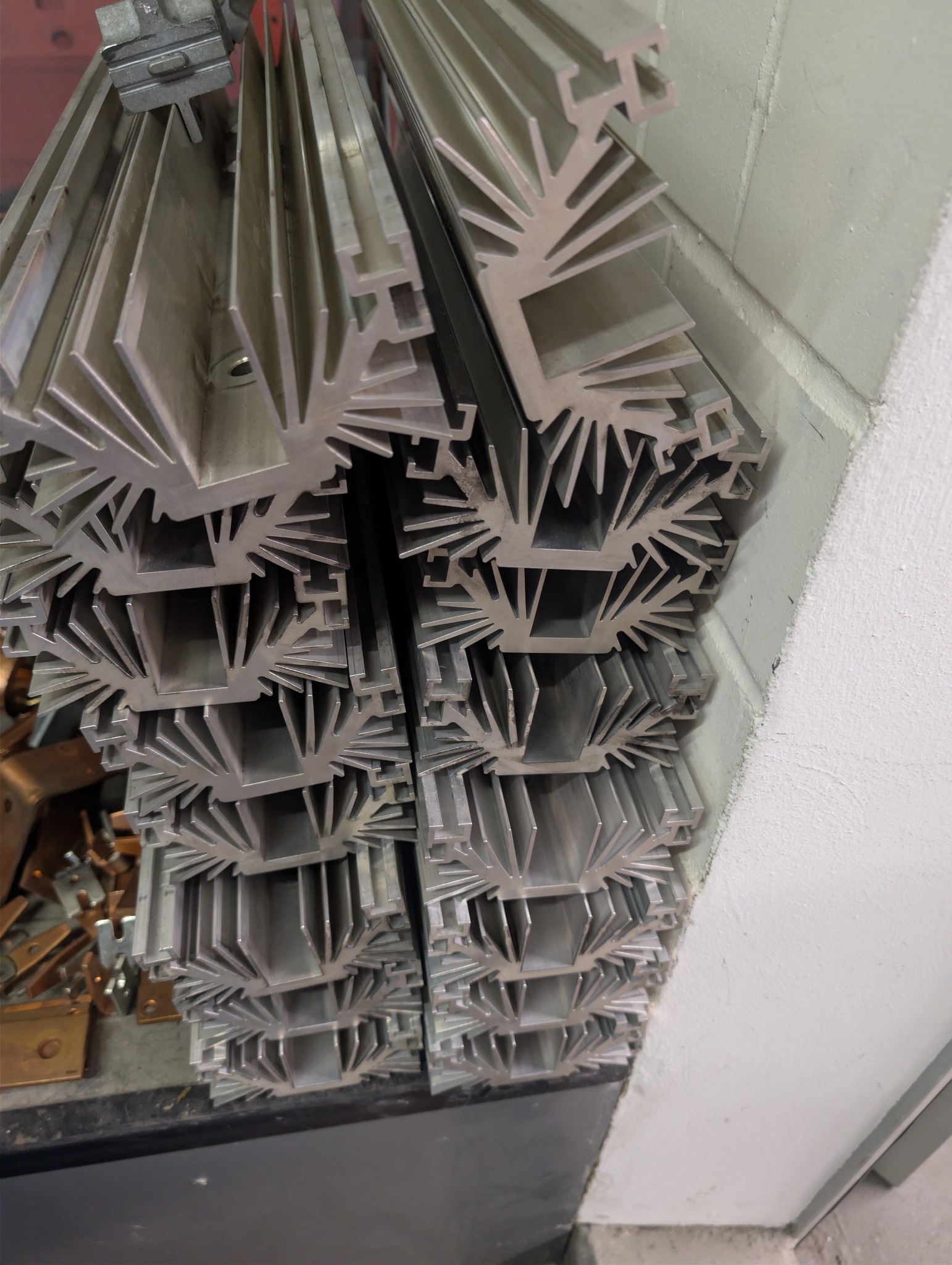 Sortierte Aluminiumprofile aus einer Industriedemontage