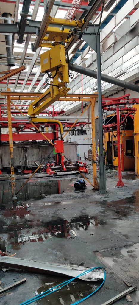 Teilweise demontierte Rissprüfanlage in einer Industriehalle