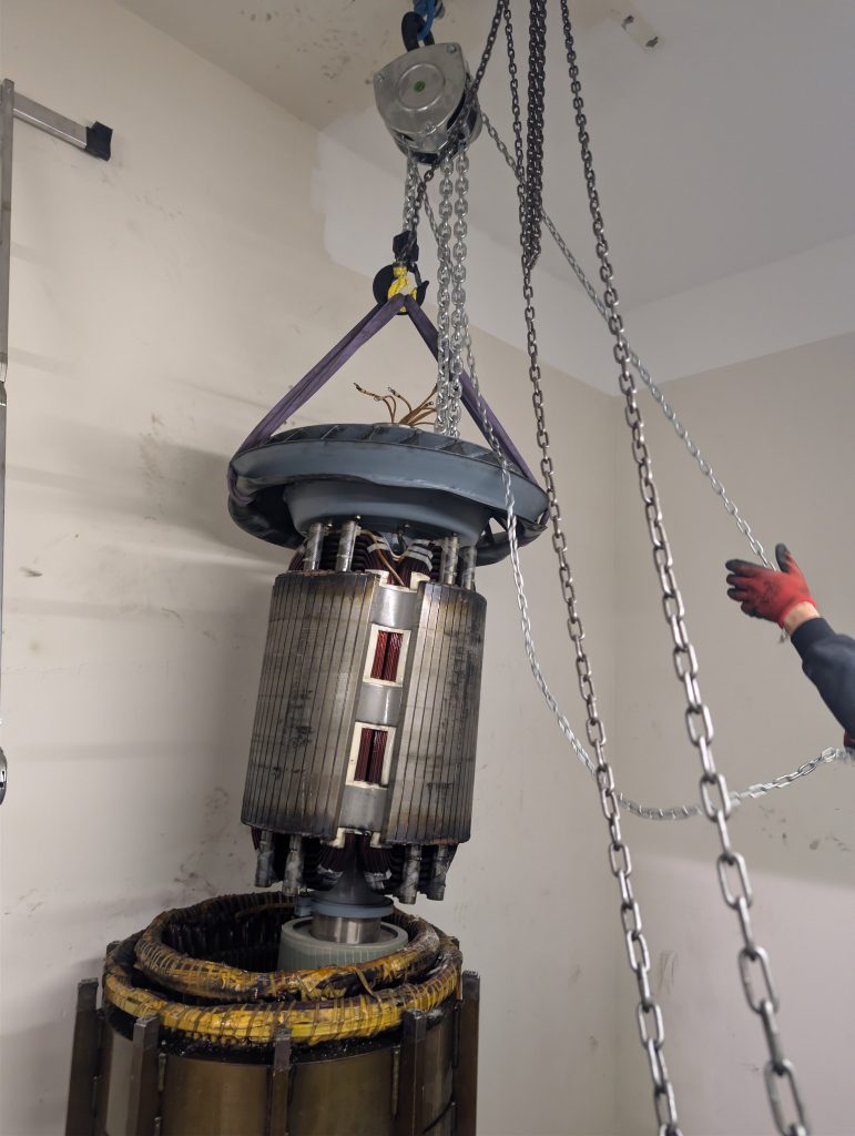 Schweres Maschinenbauteil am Kettenzug während eines Anlagenrückbaus
