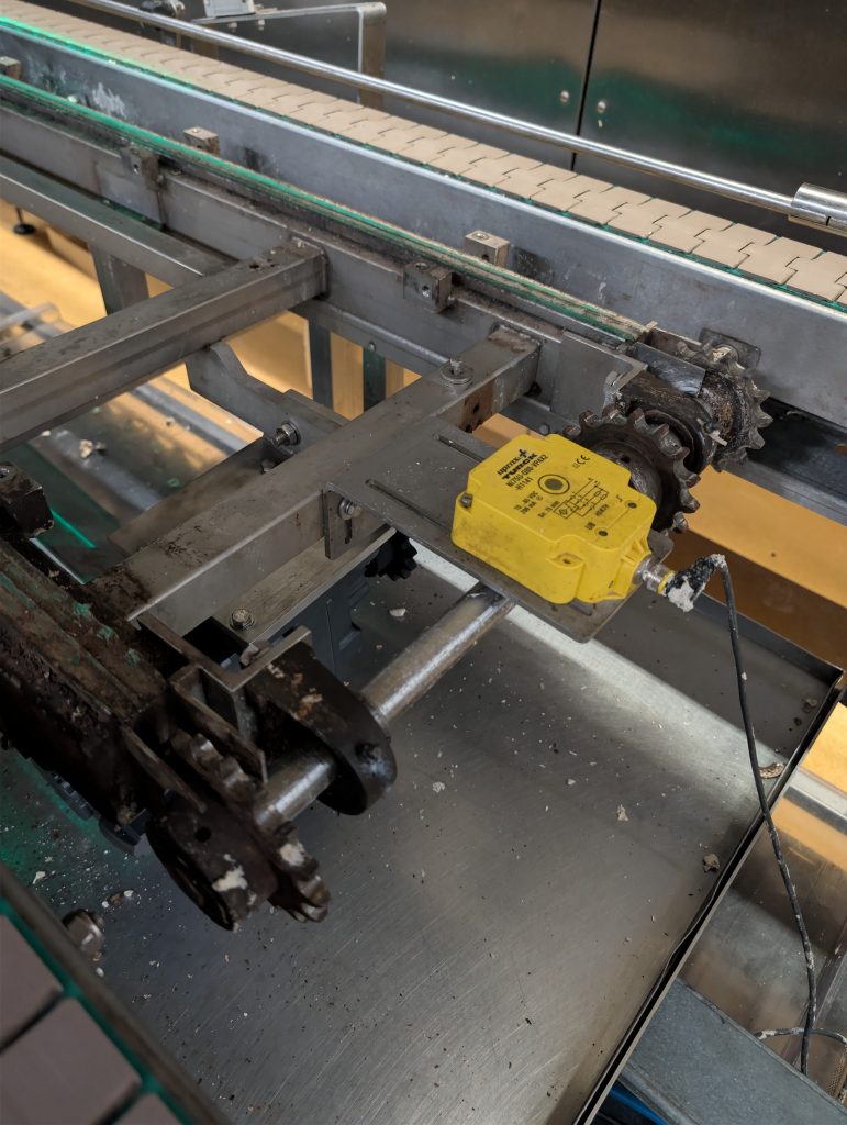 Kettenmechanik einer Industrieanlage vor der Wartung
